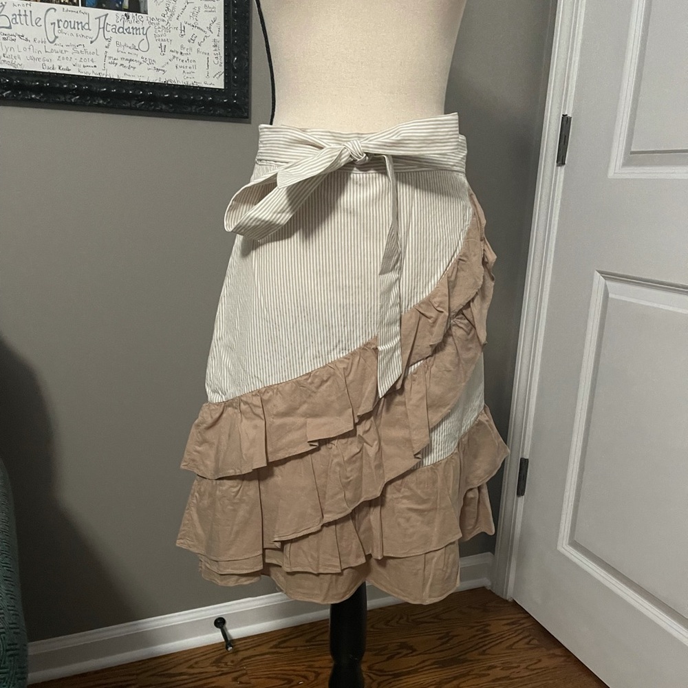 GORGEOUS Listicle tan/white skirt